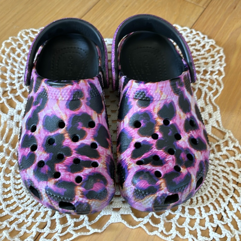 CROCKS SIZE 11 kids. worn once. Like new!